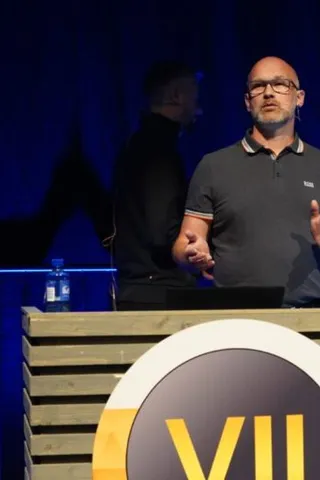 Peter Schmidt underviser på scenen ved Nordic Infrastructure Conference